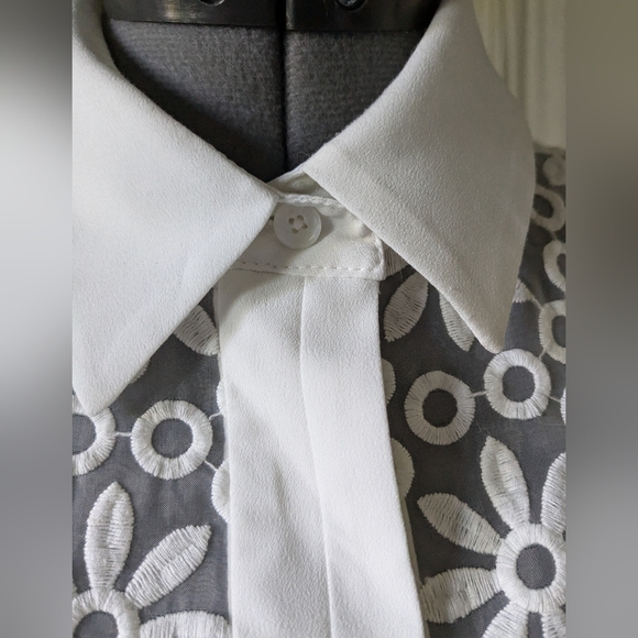 Vintage 90's, Anne Klein, sleeveless, embroidered, bottom down blouse. - Picture 6 of 11